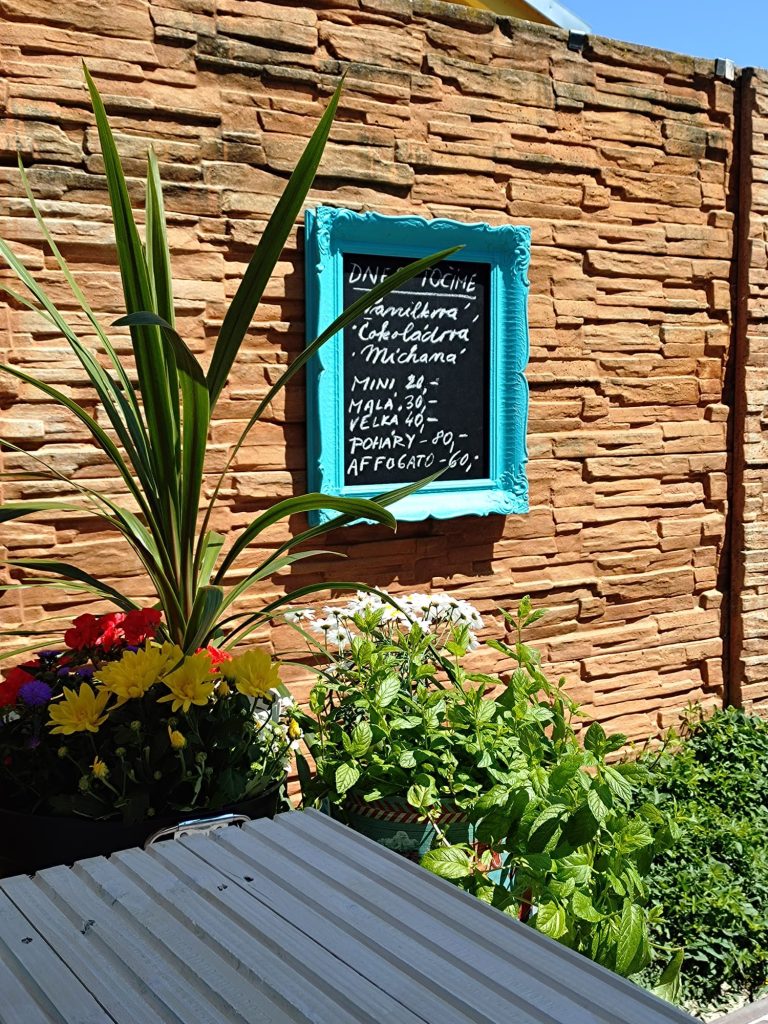 Denní nabídka točené zmrzliny Opočno u stánku v Pasohlávkách