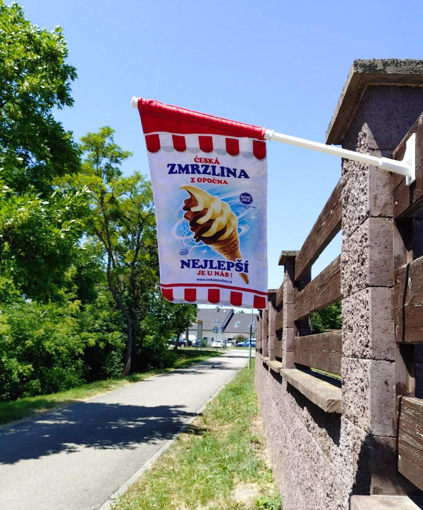 Stánek s točenou zmrzlinou Opočno u cyklostezky v Pasohlávkách