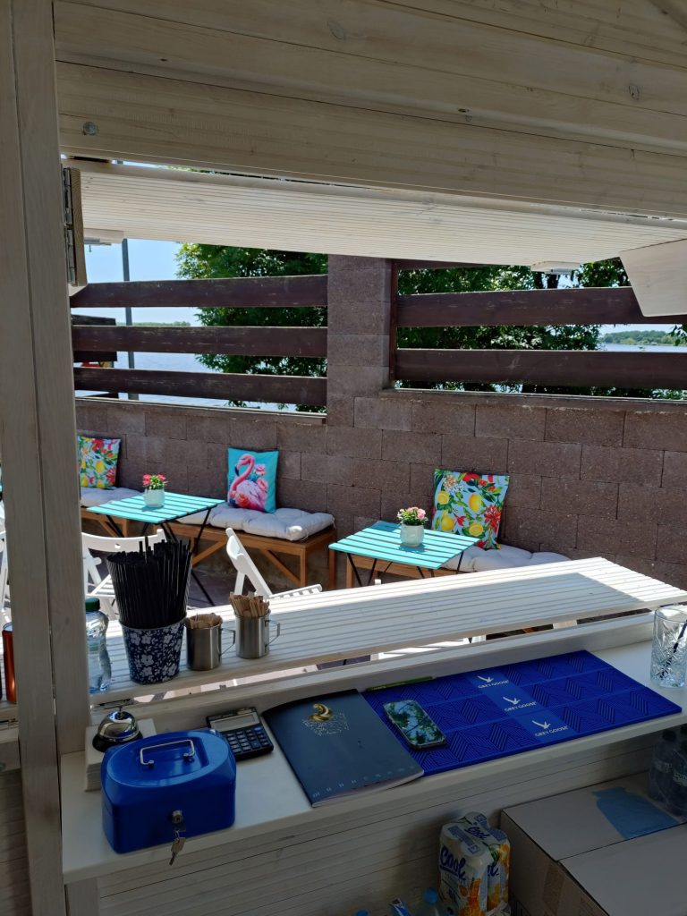 Venkovní posezení u stánku U nás zmrzlina – točená zmrzlina Opočno v Pasohlávkách