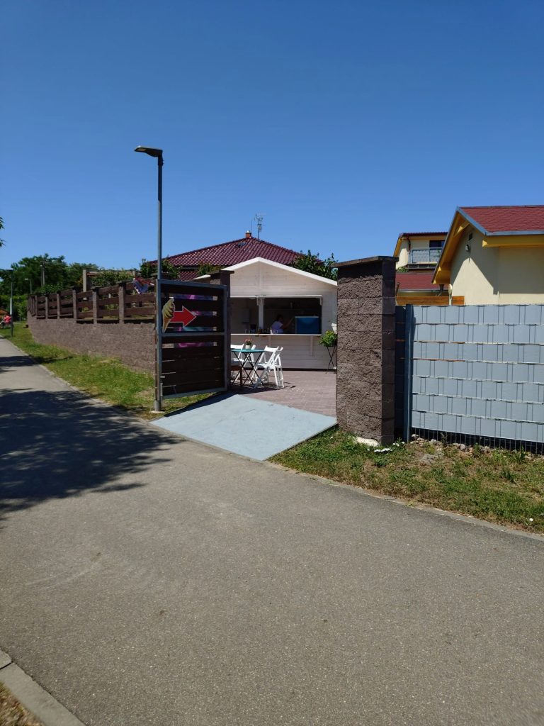 Vstup ke stánku s točenou zmrzlinou Opočno u cyklostezky v Pasohlávkách